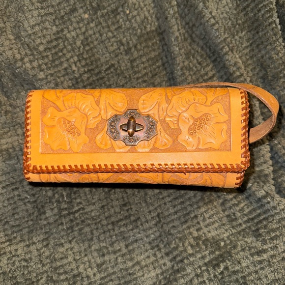 1970s Elegant Tan Floral Embossed Handbag